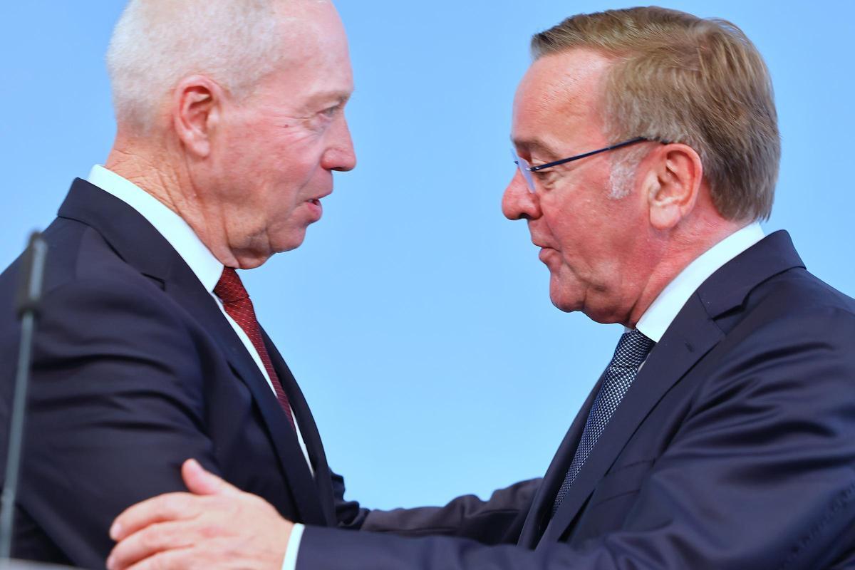 Los ministros de Defensa israelí y alemán, Yoav Gallant y Boris Pistorius, este jueves en Berlín. Los ministros de Defensa israelí y alemán, Yoav Gallant y Boris Pistorius, este jueves en Berlín.