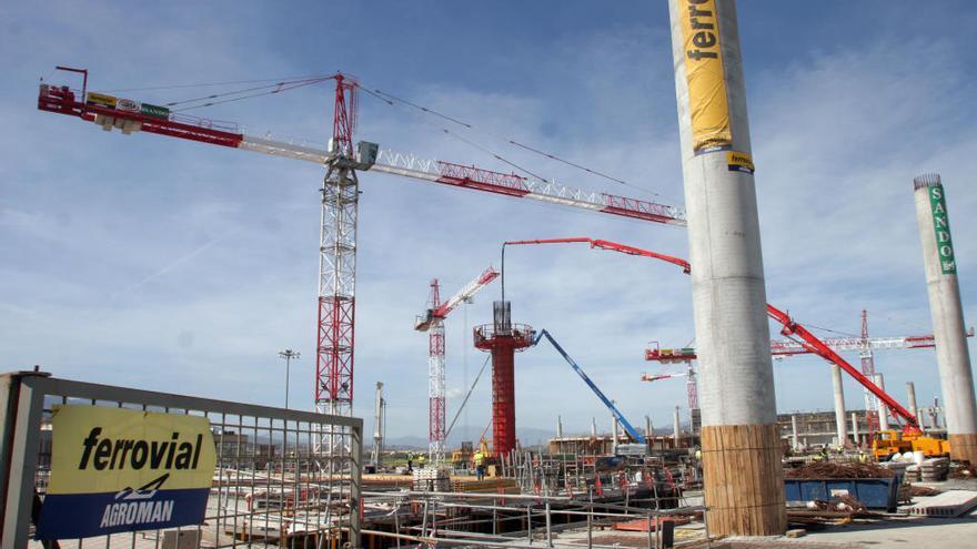 Grúas en la obra de la terminal 3 del aeropuerto, en la época en que los presupuestos reservaban partidas más importantes para Málaga.