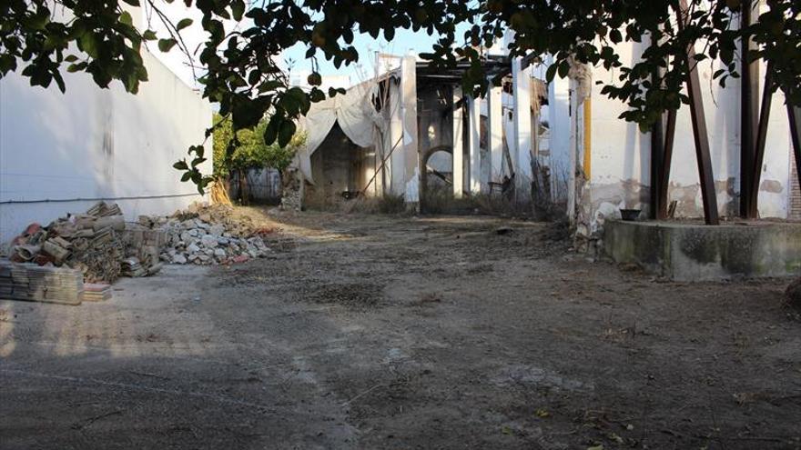 Ciudadanos denuncia el abandono del edificio de las Bodegas Víbora