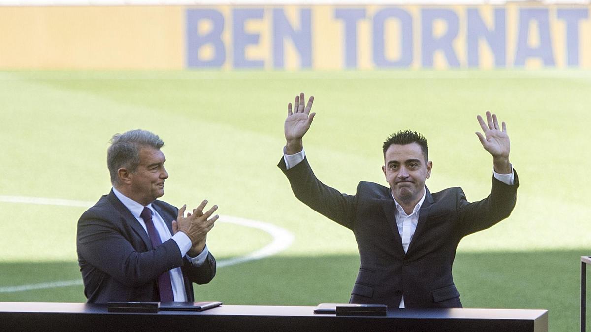 Xavi Hernández presentado como nuevo entrenador del FC Barcelona el 8 de noviembre de 2021en un acto acompañado por el presidente Joan Laporta.