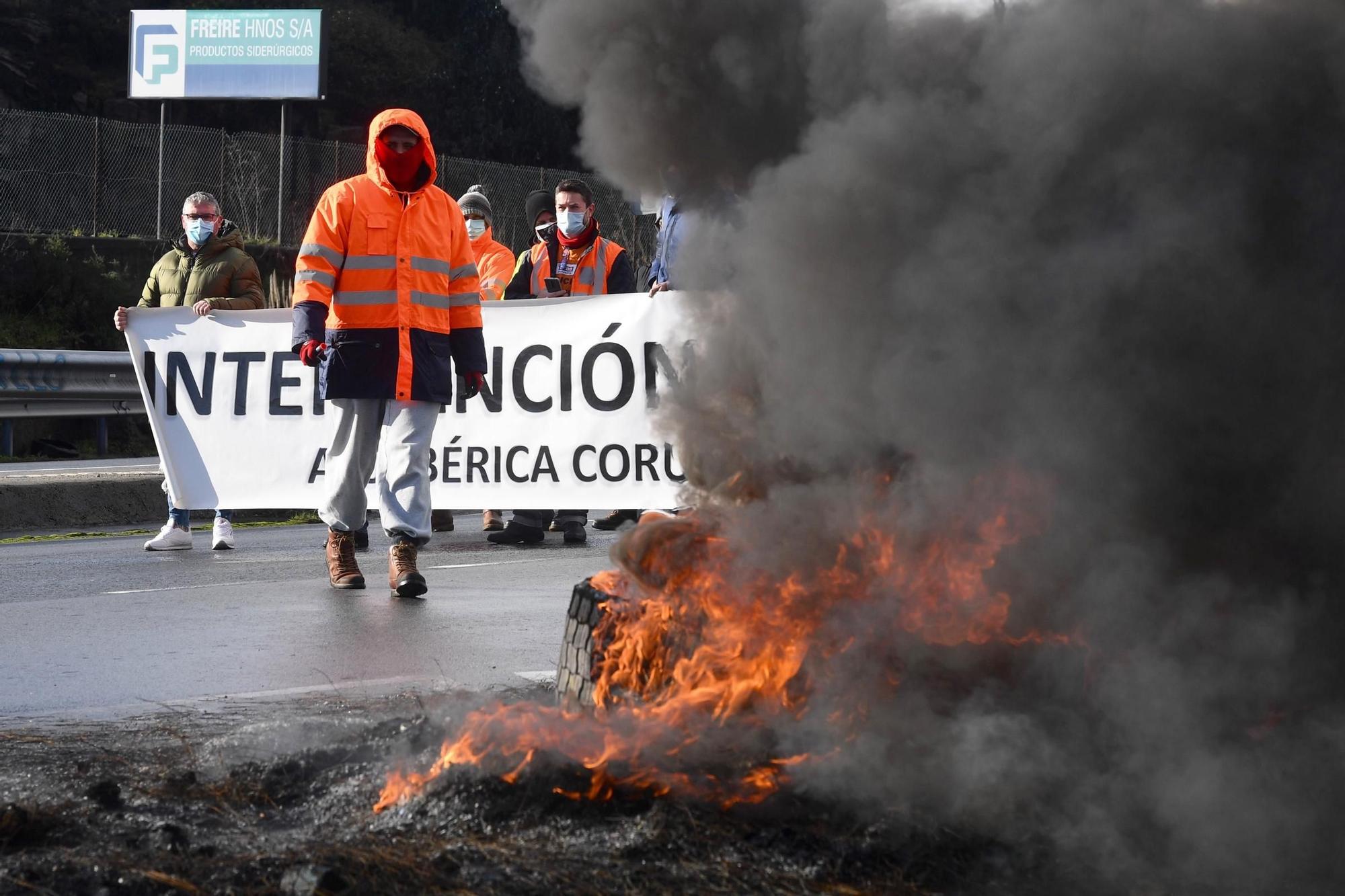 Protestas de los trabajadores de Alu Ibérica en la entrada de la factoría