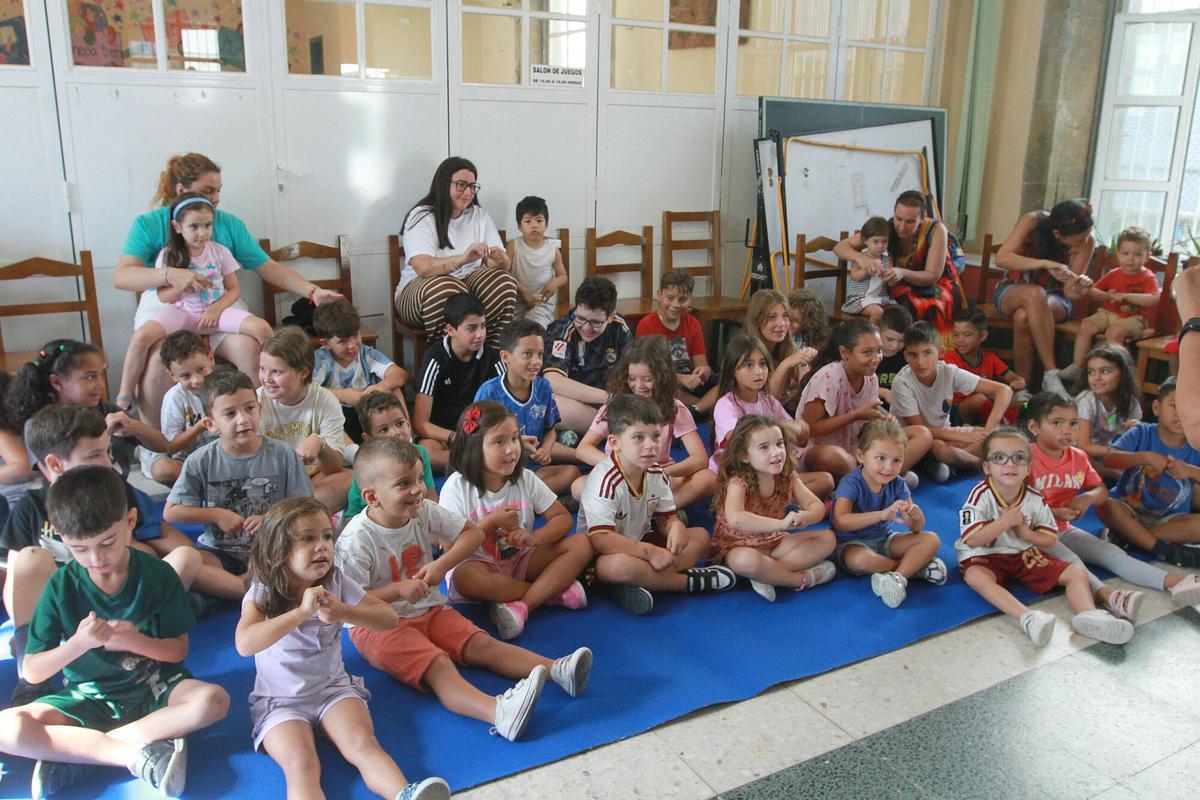 Los niños y niñas presentes atendían y participaban en la obra.