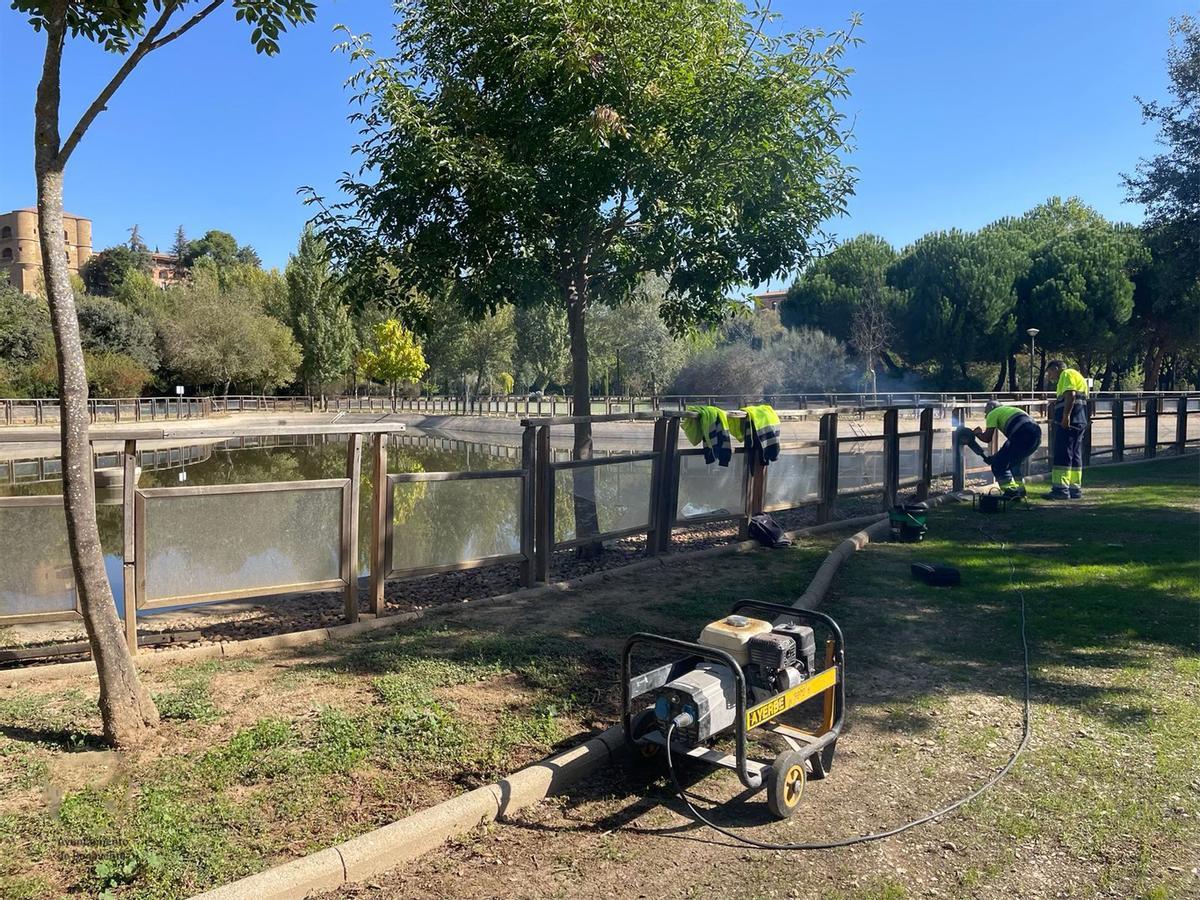 Empleados municipales reparando los daños causados por el ataque vandálico.