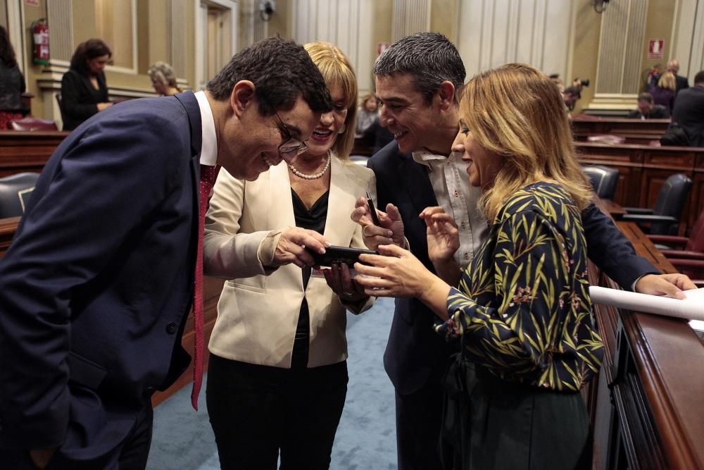 Pleno en el Parlamento de Canarias