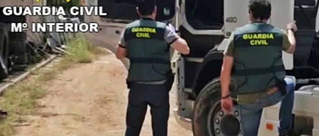 Dos guardias civiles inspeccionan un camión. | INFORMACIÓN