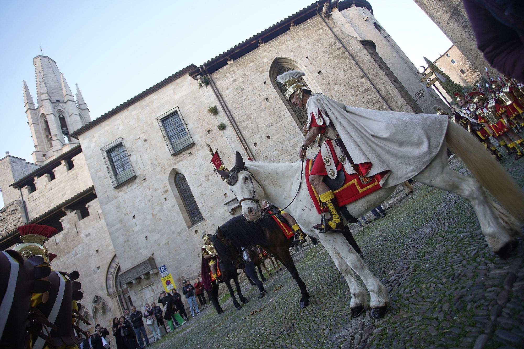 Els Manaies de Girona lliuren el penó a Narcís Reixach enmig de l’emoció de la normalitat