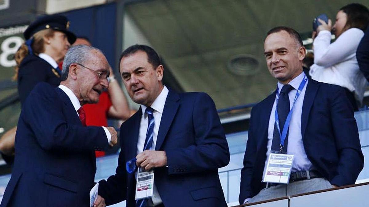 José María Muñoz, administrador judicial, junto al alcalde Francisco de la Torre, en el palco de La Rosaleda.