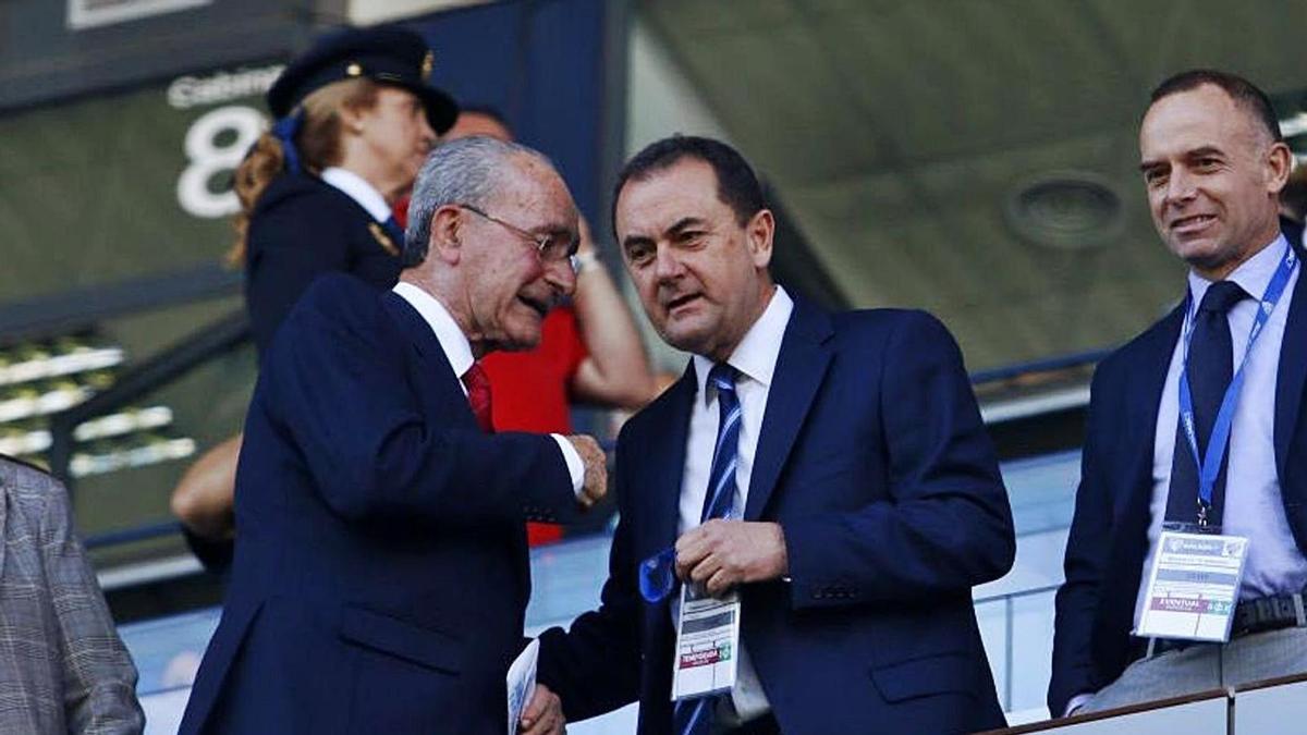 José María Muñoz, administrador judicial, junto al alcalde Francisco de la Torre, en el palco de La Rosaleda.