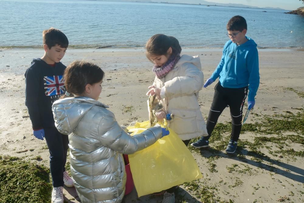 Escolares de Poio retiran de la playa de Chancelas hasta 400 kilos de basura