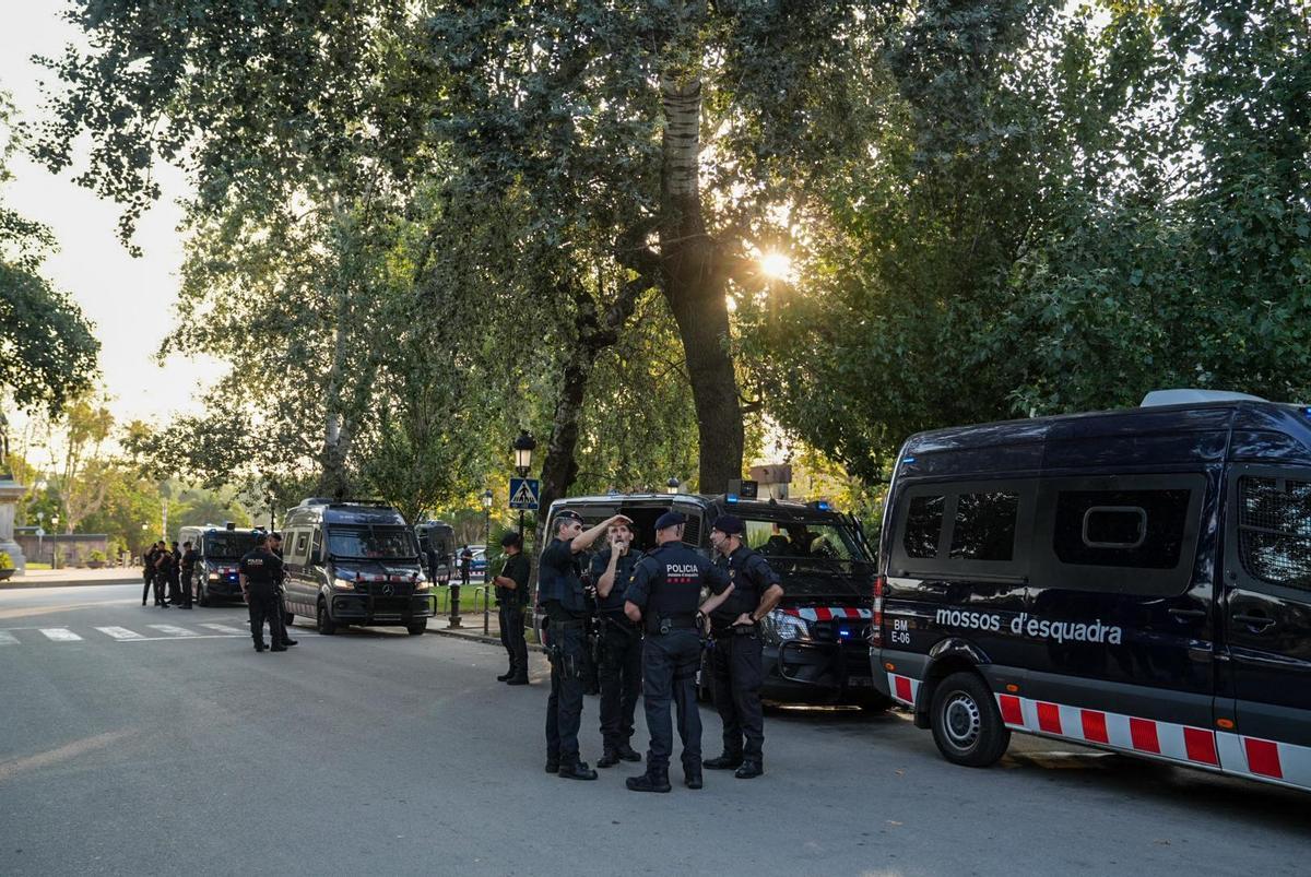 Los Mossos blindan el Parlament a la espera de Puigdemont