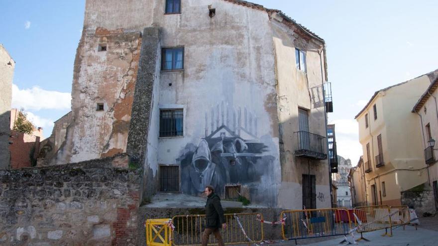 Edificio en ruinas de la Rúa de los Notarios que impide el paso de las procesiones