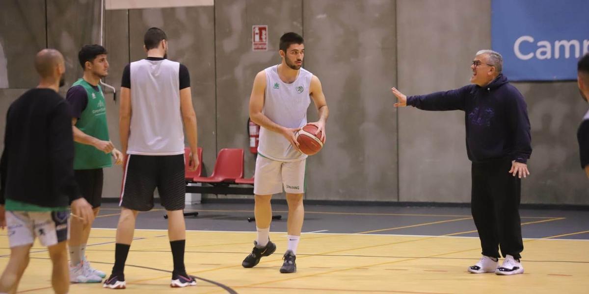 Rafa Gomáriz da instrucciones en un entrenamiento.