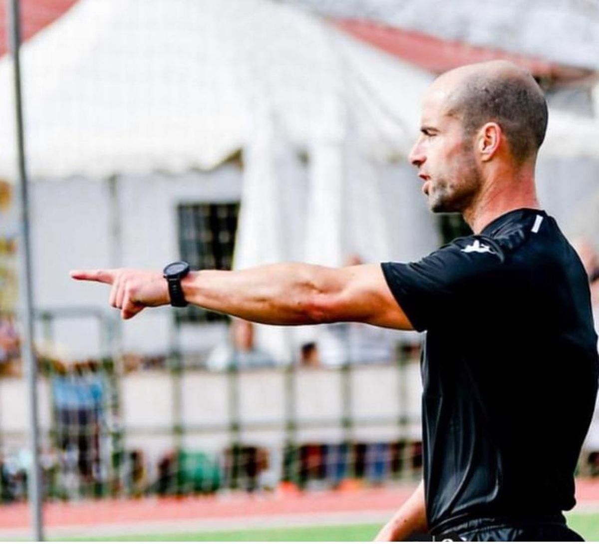 Pavón Guillén, señalando una falta.