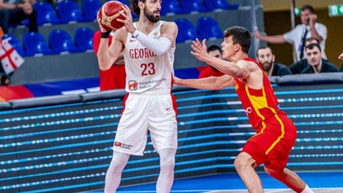 Jaime Pradilla defiende al georgiano Toko Shengelia. | FIBA