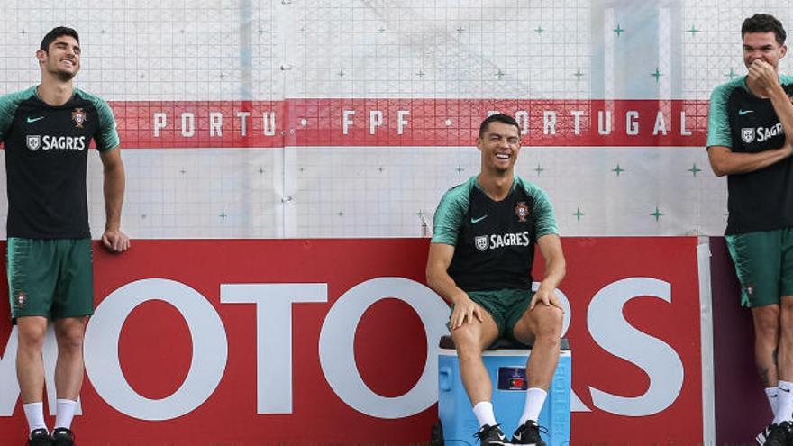 Guedes, sonriente junto a Cristiano Ronaldo y Pepe con Portugal.
