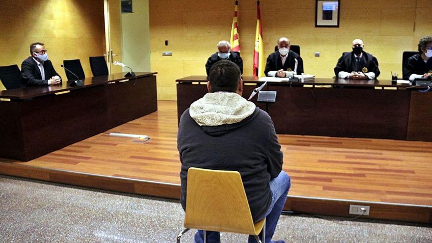 L&#039;acusat durant el judici a l&#039;Audiència de Girona, ahir.
