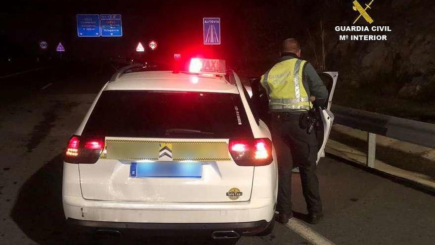 El taxi de Vilagarcía donde fue encontrada la droga por la Guardia Civil. // Cedida