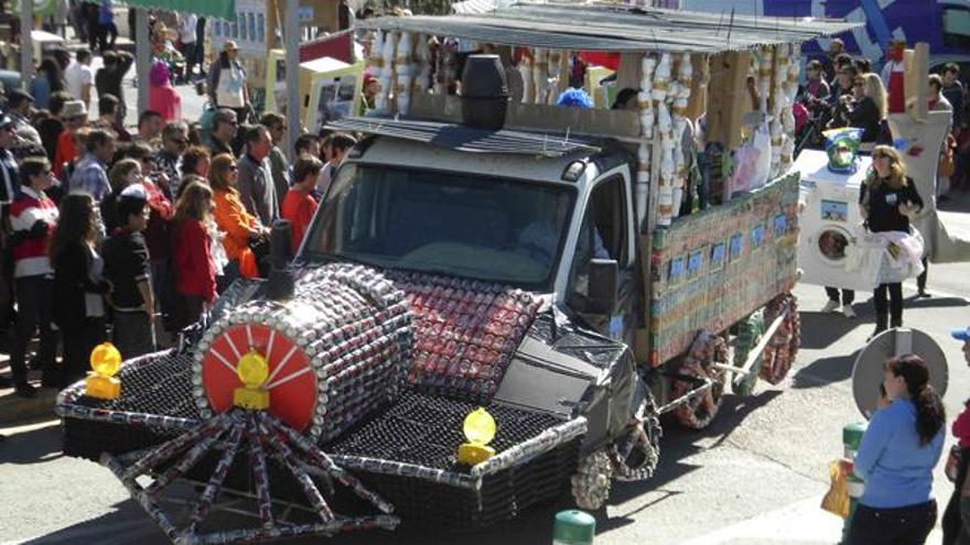 La espectacular locomotora lavandería de Apmiptea se llevó el primer premio de carrozas.