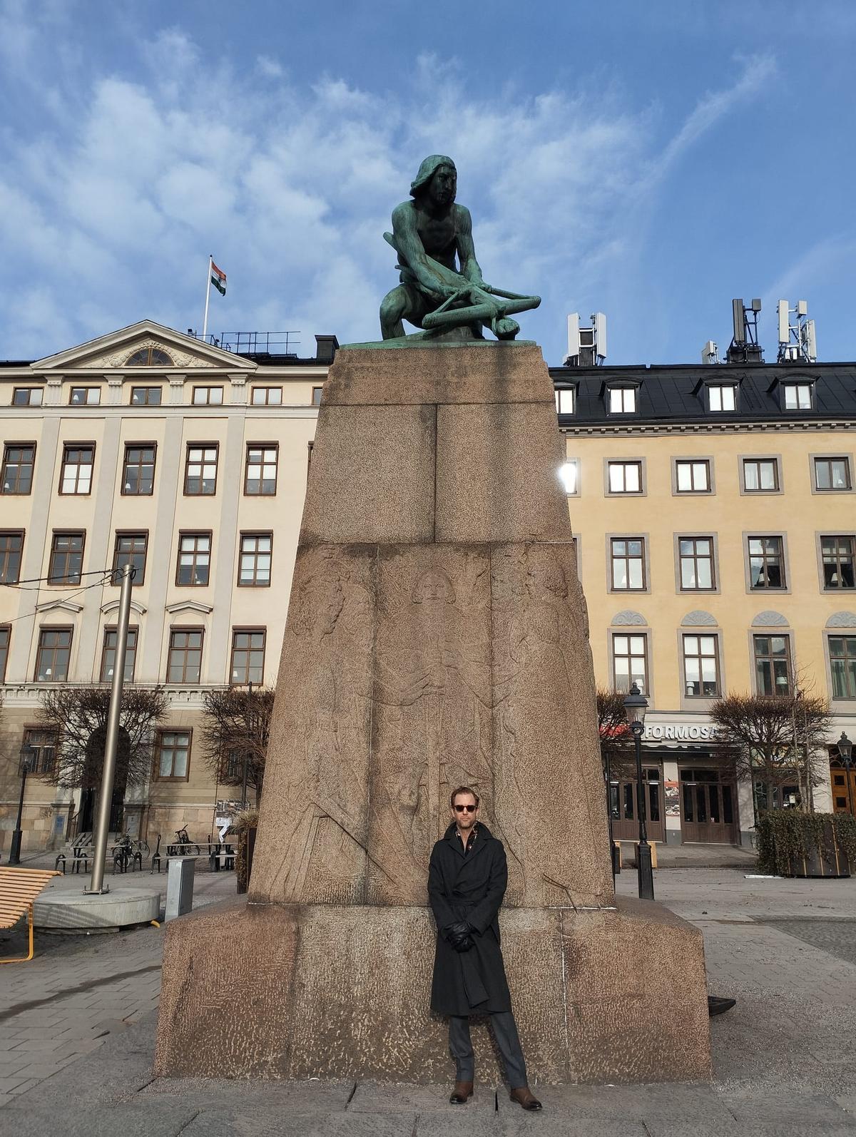El escritor Niklas Natt och Dag, en el monumento Engelbrekt Engelbrektsson