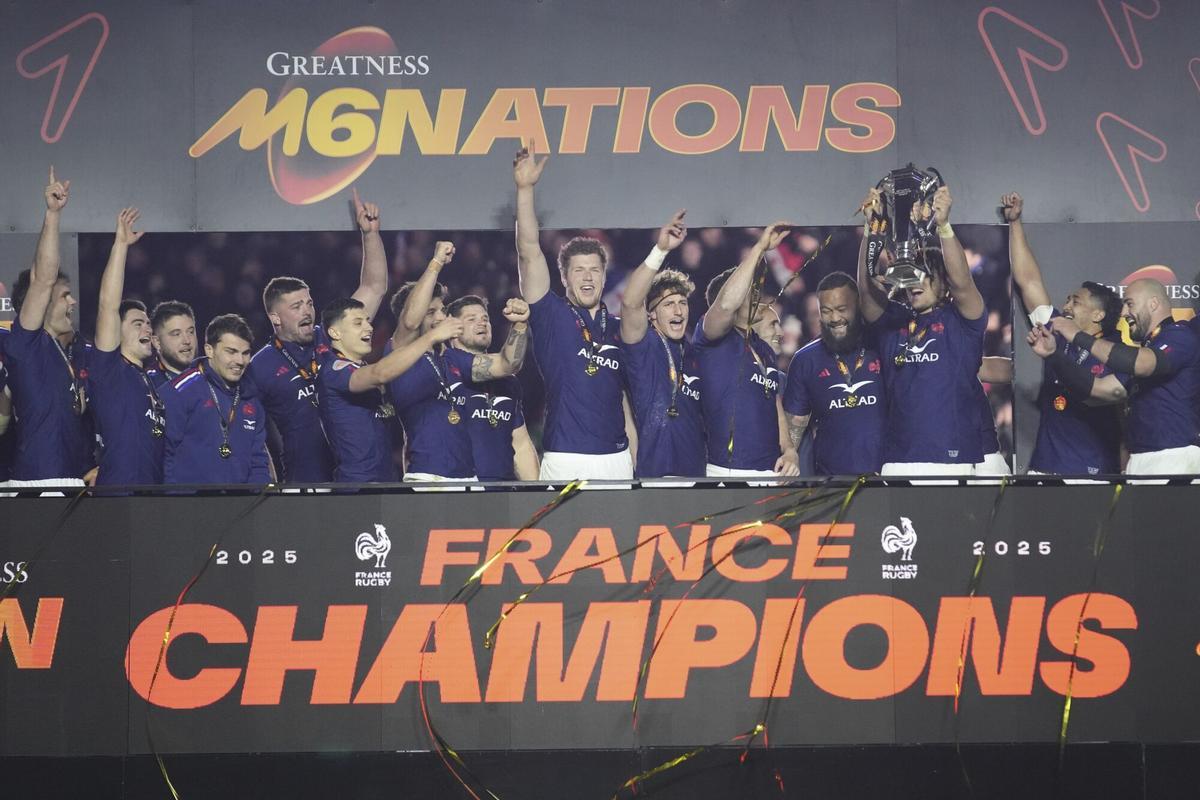 La selección de Francia de rugby levanta el trofeo de campeones del Seis Naciones tras su victoria ante Escocia en París