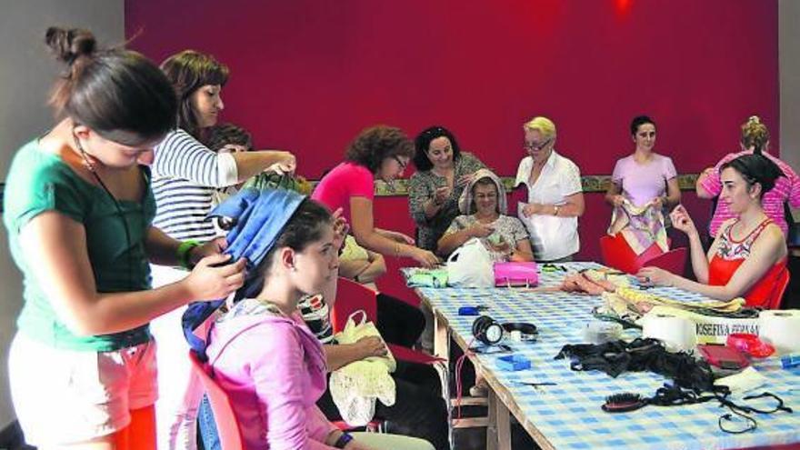 Las participantes atienden las explicaciones de Josefina Fernández, de blanco, al fondo.