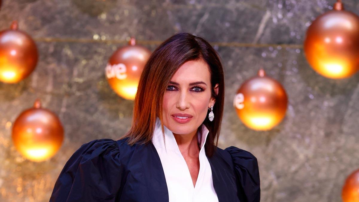 Nieves Álvarez da la campanada con un look de inspiración taurina de Avellaneda durante la presentación del especial de Navidad de TVE