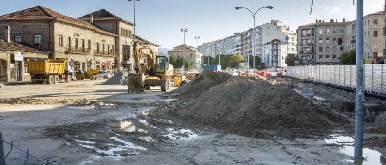 Las obras de la estación de autobuses, al lado del edificio de la estación de tren. // Carlos Peteiro