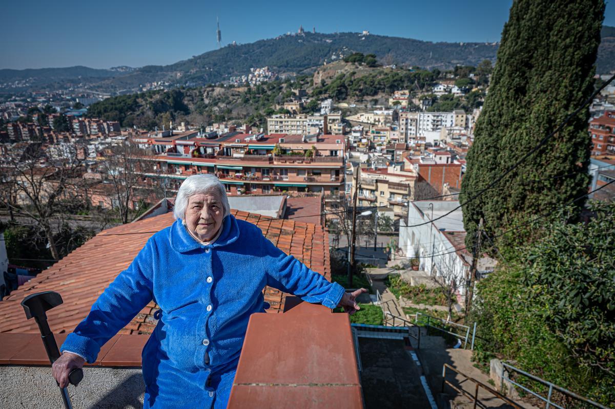 Mari Carmen señala desde su terraza el mal estado del pasaje Ceuta, que condiciona la vida de un grupo de vecinos y ha provocado caídas y fracturas