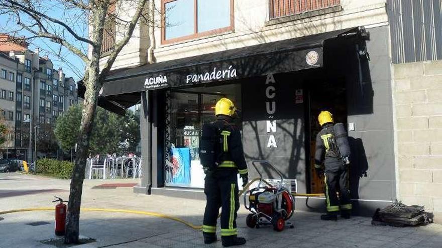 Los Bomberos usan un ventilador para retirar el humo. // R. Vázquez