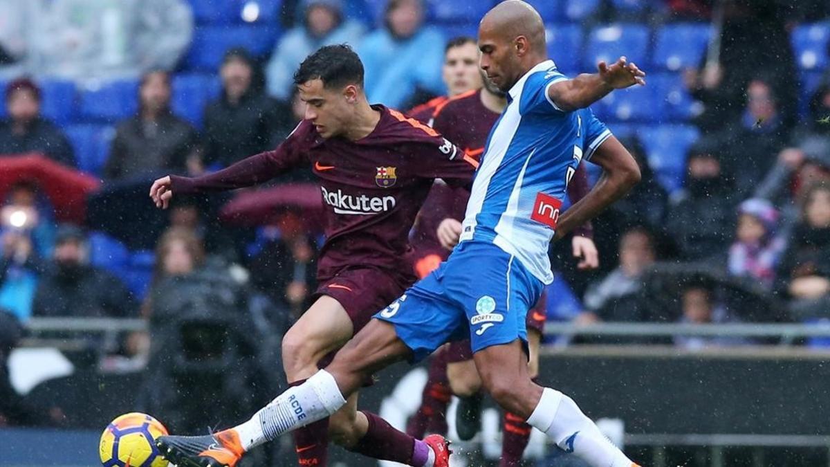 Naldo intenta parar una incursión de Coutinho.