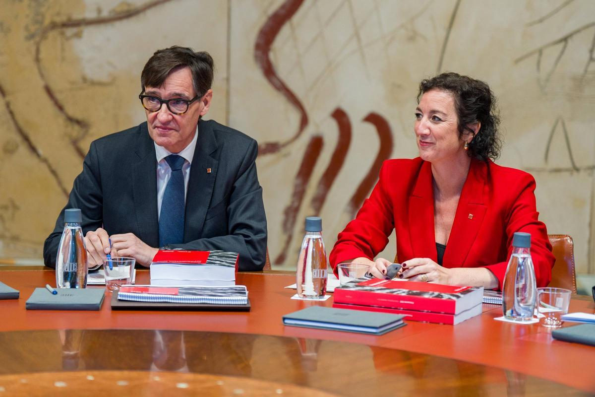 El presidente de la Generalitat, Salvador Illa, y la consejera de Economía, Alícia Romero, en el Consejo Ejecutivo extraordinario para aprobar los presupuestos, 27 de febrero 2026.