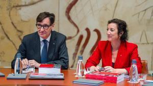 El presidente de la Generalitat, Salvador Illa, y la consejera de Economía, Alícia Romero, en el Consejo Ejecutivo extraordinario para aprobar los presupuestos, 27 de febrero 2026.