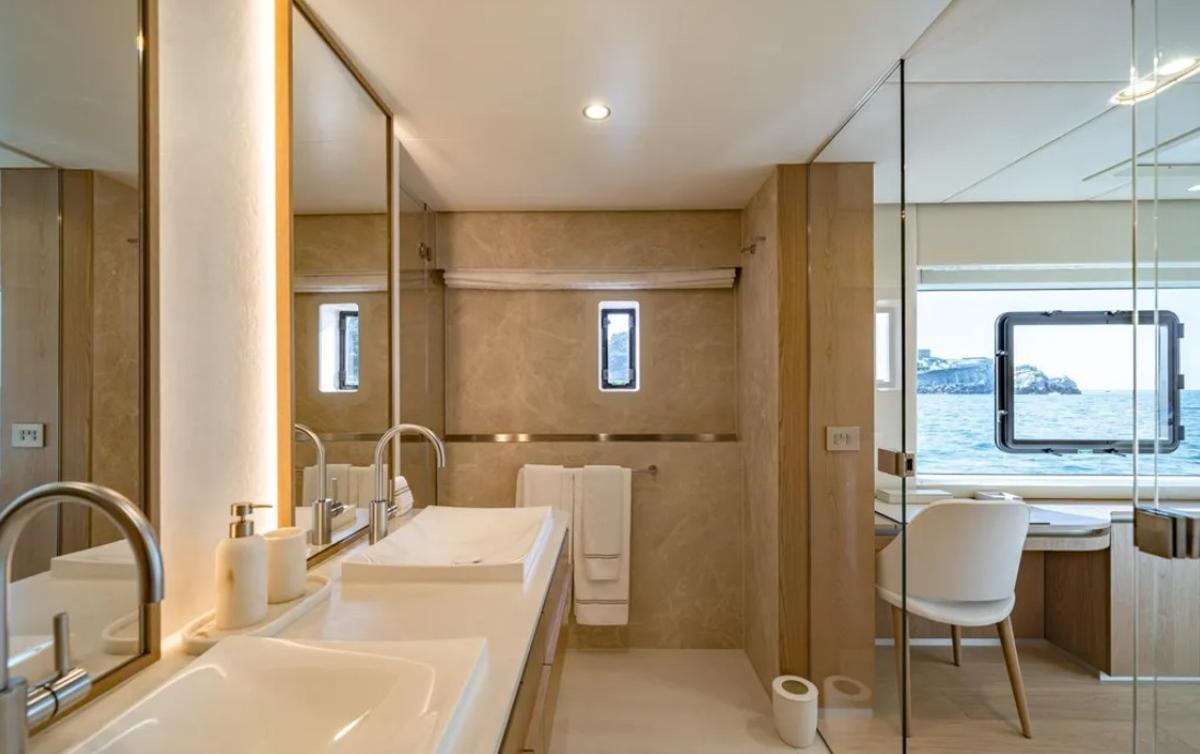 Galería: 'Petite Belle', el catamarán de 16,5 millones que no pasa desapercibido en el puerto de Ibiza