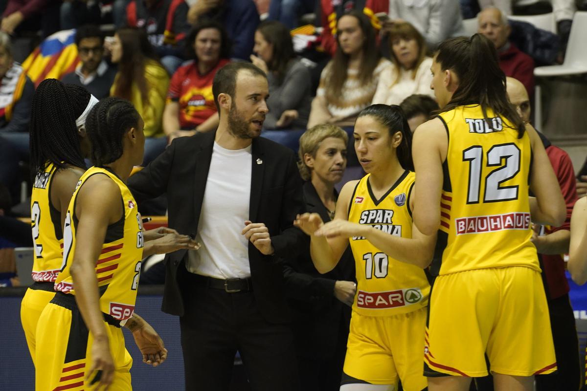 Bernat Canut parlant amb algunes jugadores de l'equip durant un partit d'Eurolliga