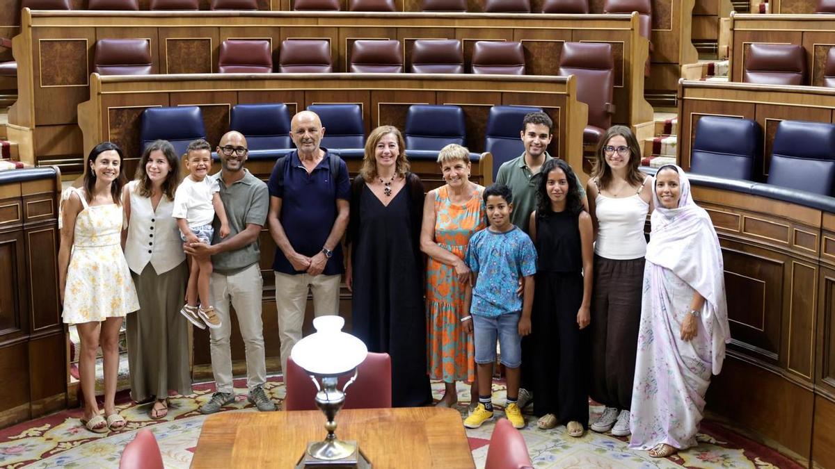 Francina Armengol, hoy en el Congreso junto a niños saharauis y familias mallorquinas de acogida.