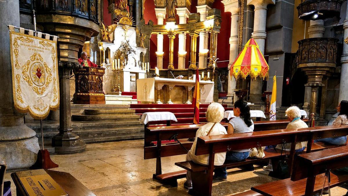 El rector de la basílica gijonesa dirigiéndose desde el púlpito a los feligreses.