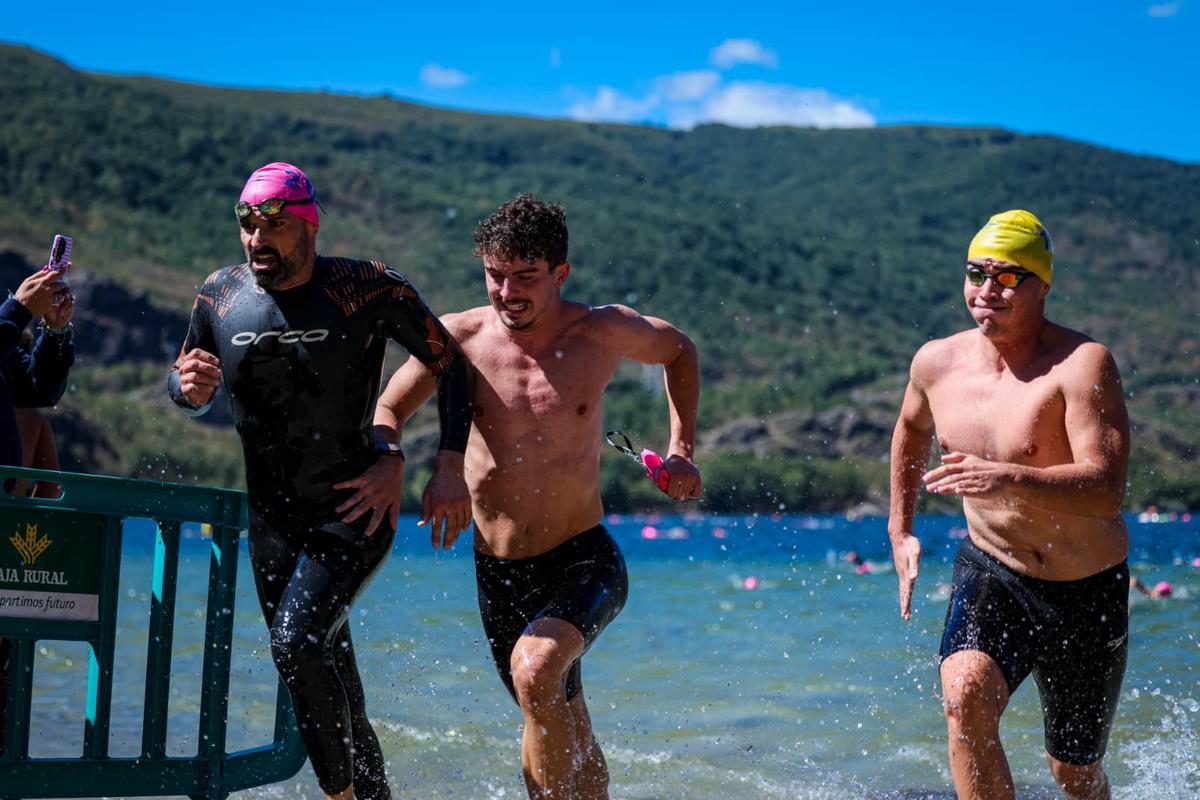 Varios nadadores se aproximan a la meta en la Travesía a Nado Lago de Sanabria 2026.