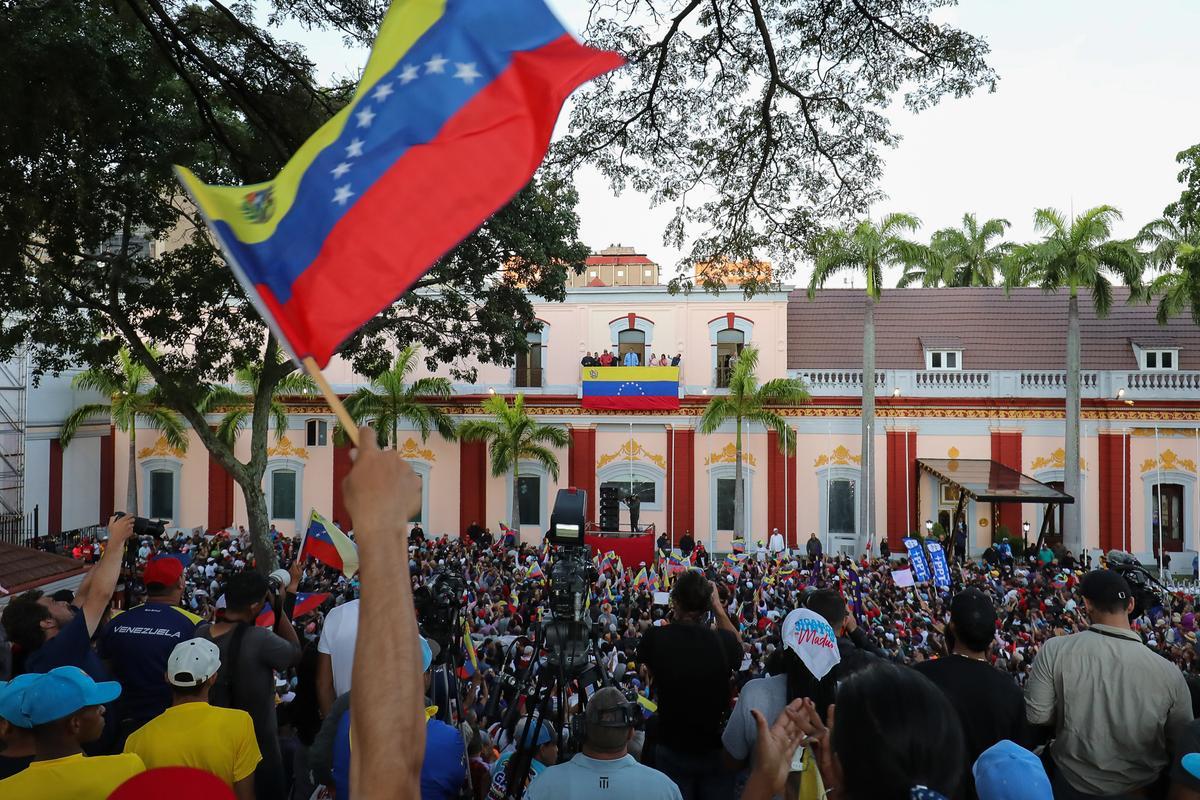 Una manifestación a favor de Maduro recorre Caracas