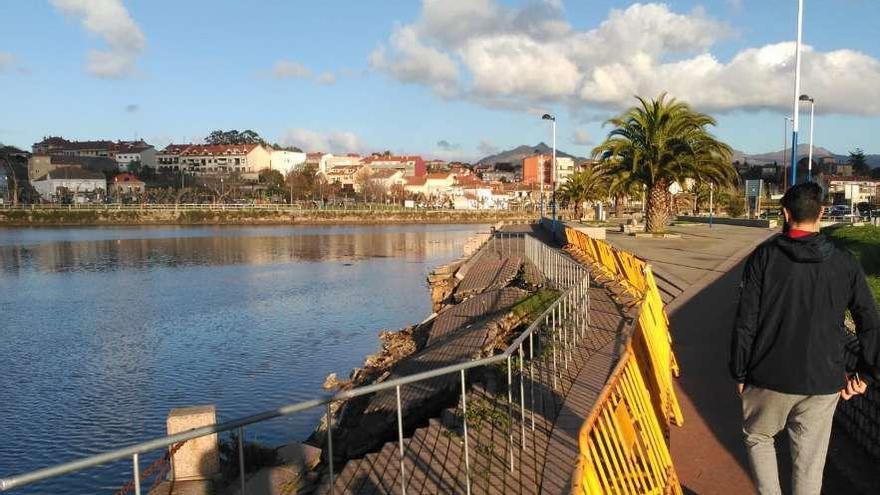 Las vallas colocadas ayer por el Concello para garantizar la seguridad tras el desplome. // FdV