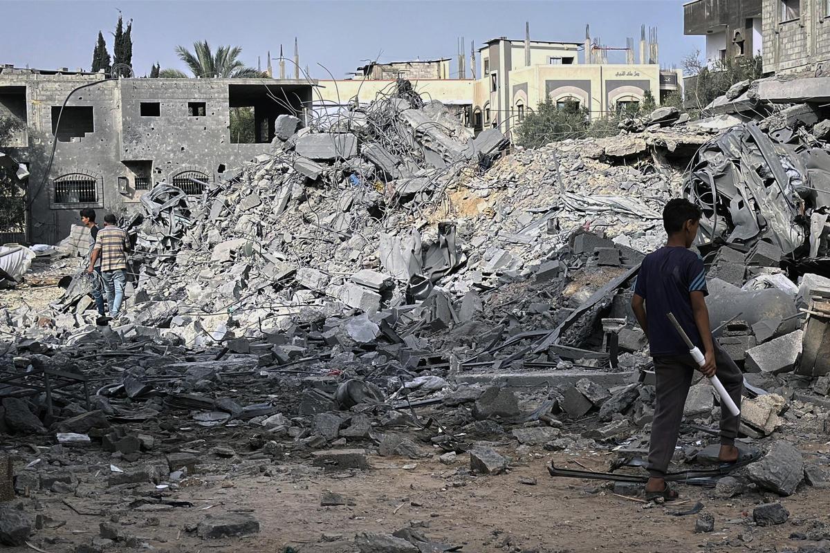 Restos de una vivienda bombardeada por Israel en el centro de Gaza