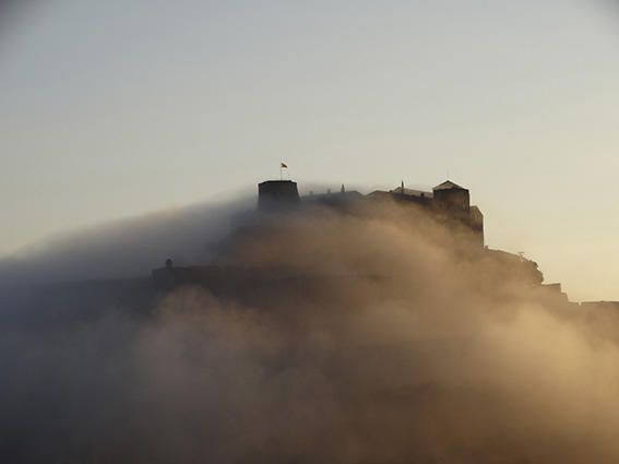 Cardona. De bon matí la humitat era molt elevada, i així s’aixecava el castell de Cardona, amb cel serè i embolcallat de boira.