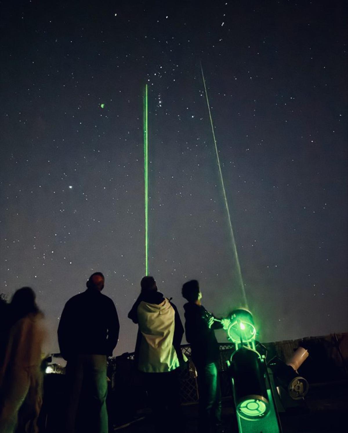Entre otras actividades, la experiencia combina observación con telescopios, explicaciones divulgativas, etc.