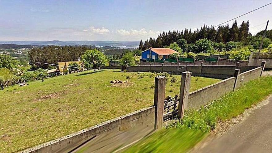 Vista de la ría de Sada, al fondo, desde Rúa A Cañota.