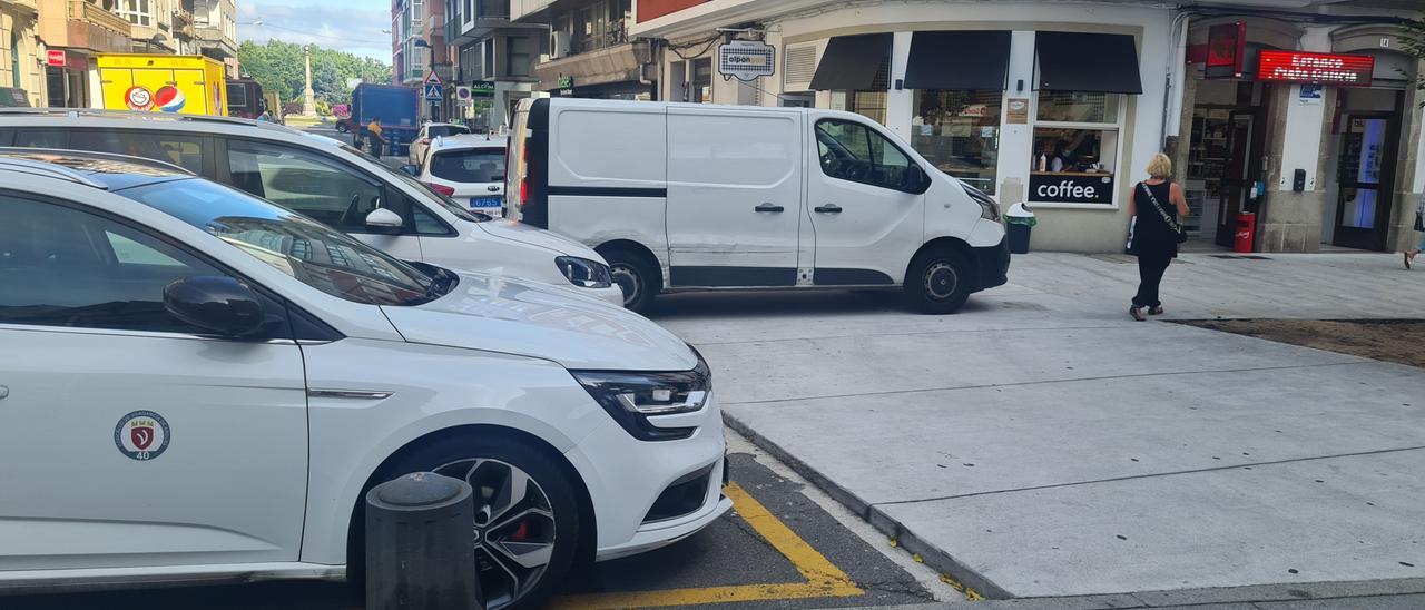 Una furgoneta de reparto estacionada entre los taxis y sobre la peatonal plaza de Galicia, ayer.