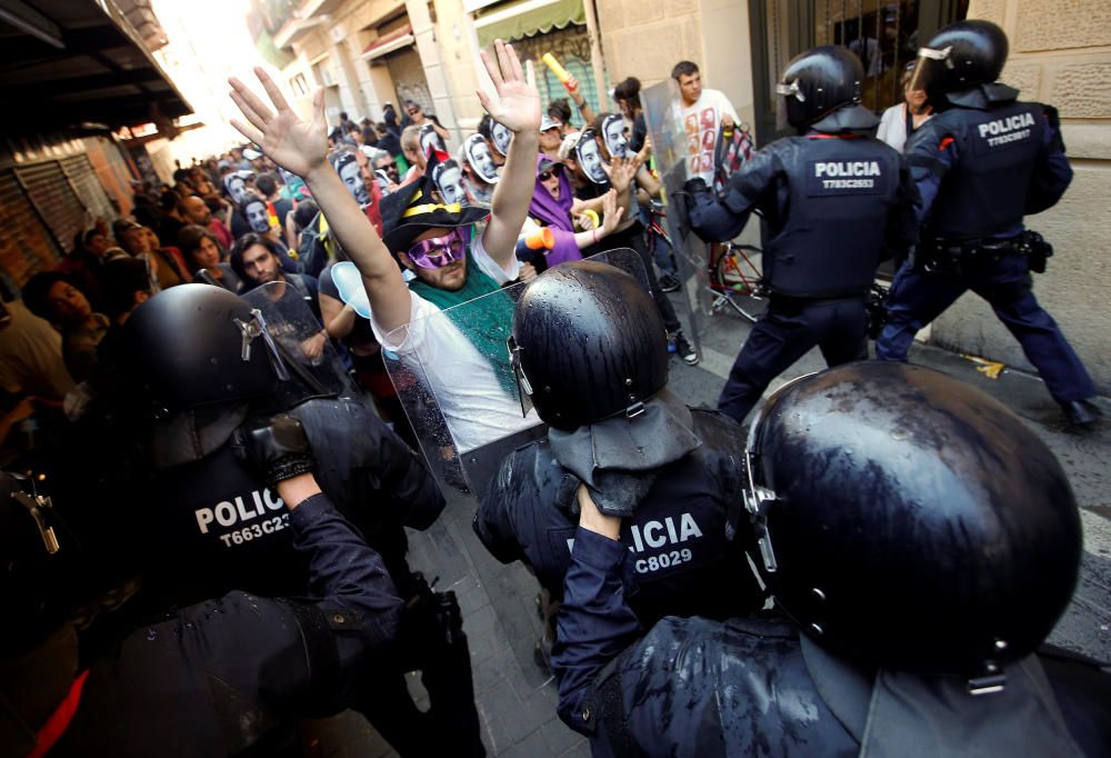 Nous aldarulls entre manifestants i policies a Gràcia