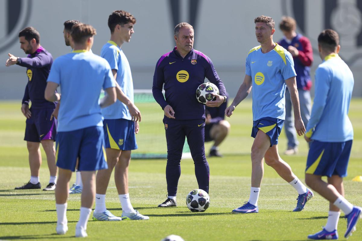 Hansi Flick, entre Cubarsí y Lewandowski, en el entrenamiento de este martes.
