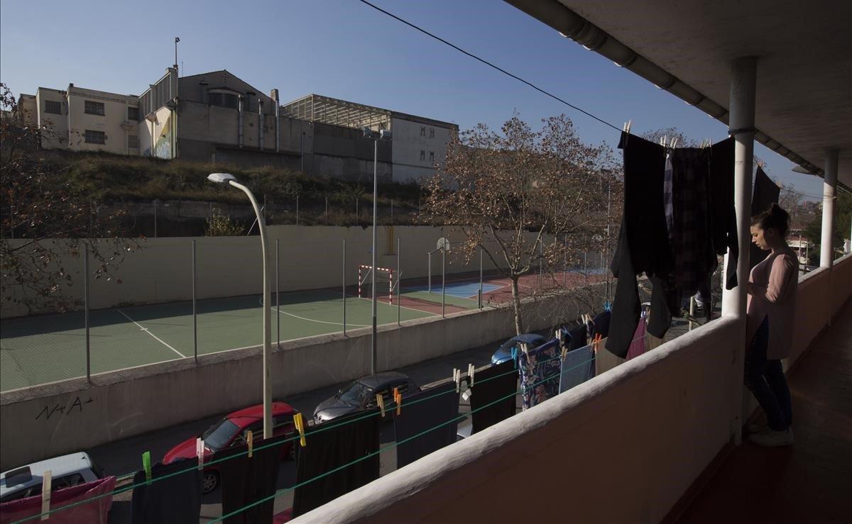 El ayuntamiento de Barcelona inicia la reurbanización del entorno de la cárcel de Trinitat Vella. Fotografía tomada desde las antiguas viviendas del patronato en la calle Pare Pérez Pulgar.