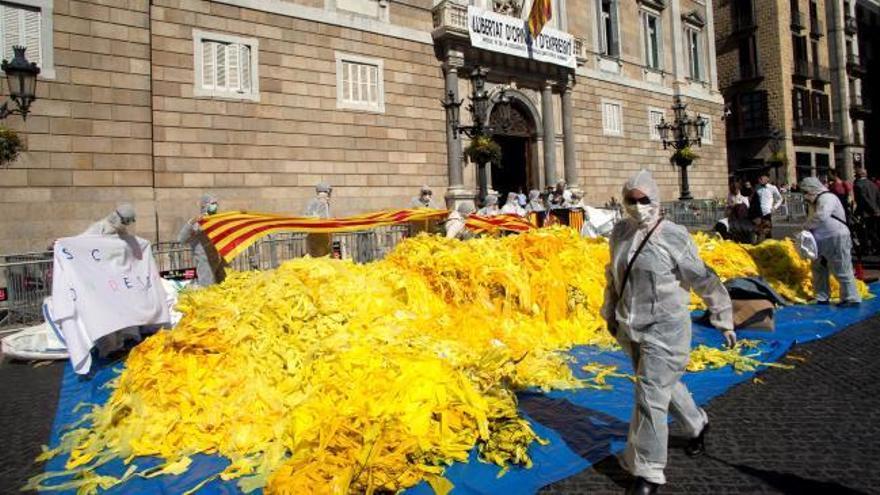 Antiindependentistas vuelcan miles de lazos amarillos frente a la Generalitat