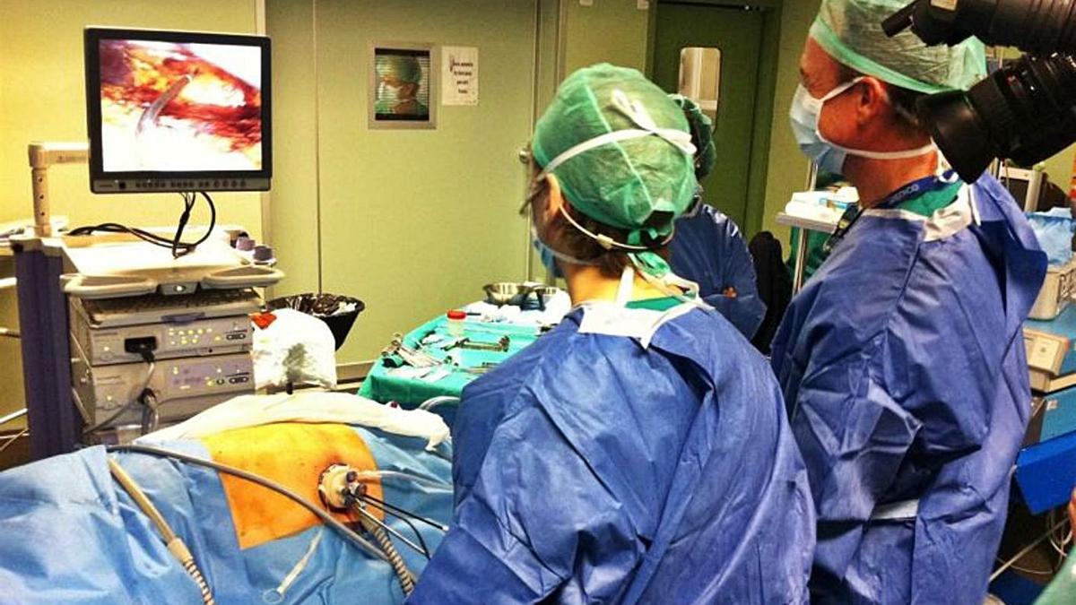 Un equipo de cirugía supervisa una intervención quirúrgica.