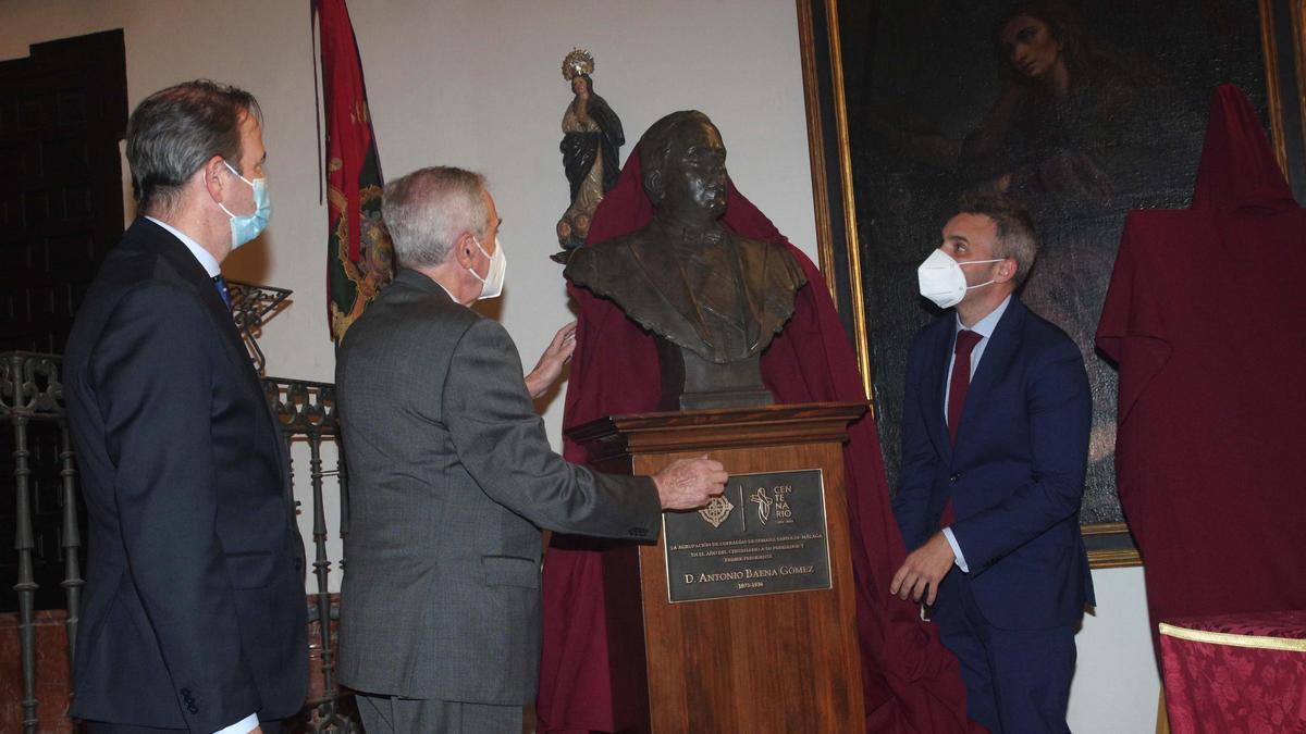 Pablo Atencia, Luis Merino y Juan Vega descubren el busto en bronce del fundador de la Agrupación, Antonio Baena